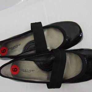 CLOSED SHOES FOR WOMEN,   SIZE 6.